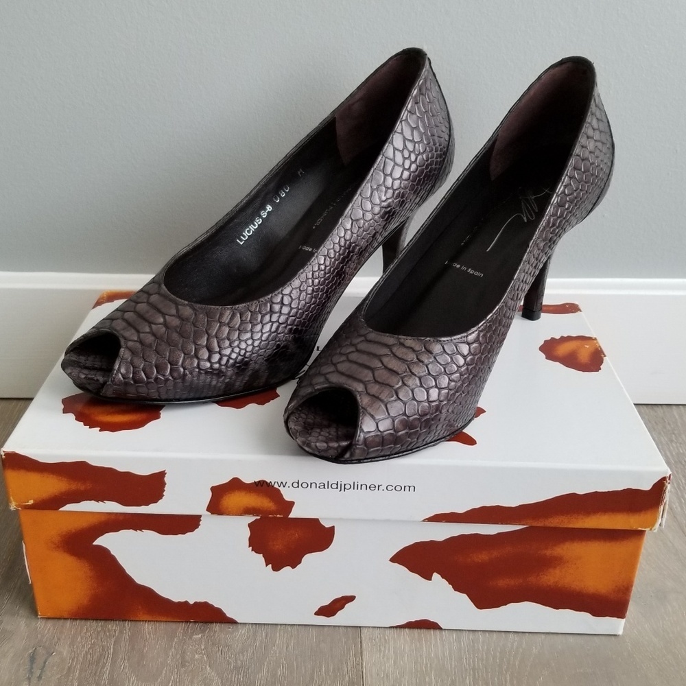 💥NEW💥Donald Pliner Lucius Python Print Pumps Sz8